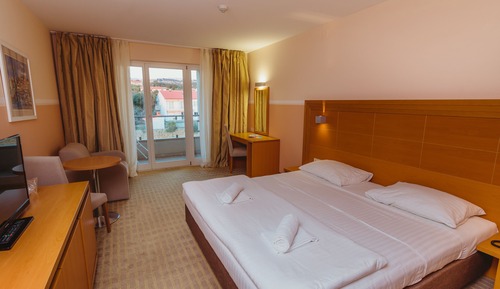 Superior double room with extra bed, park view, balcony