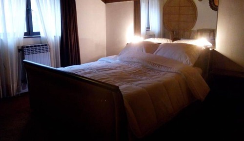 Room (S1)