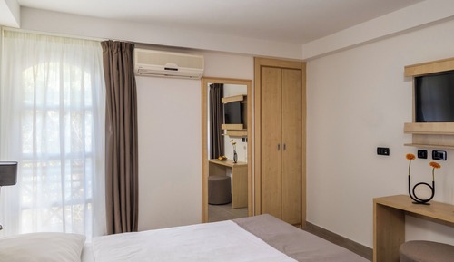Standard double room with 2 extra pull-out beds