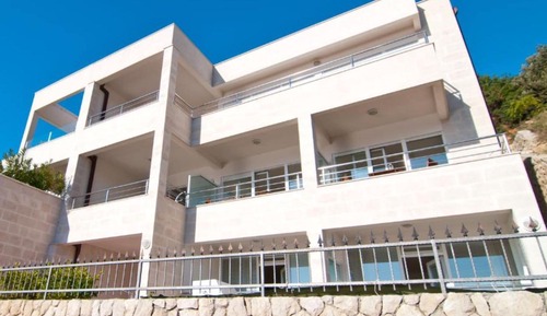 Apartment (One-Bedroom Apartment With Balcony An)