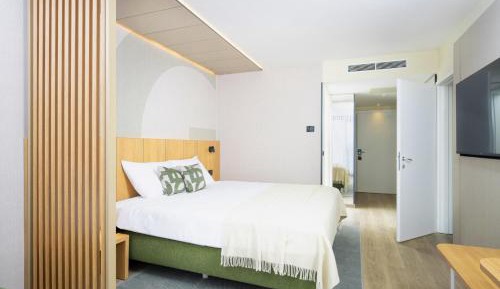 Classic Interconnecting Room with Balcony - Park Side