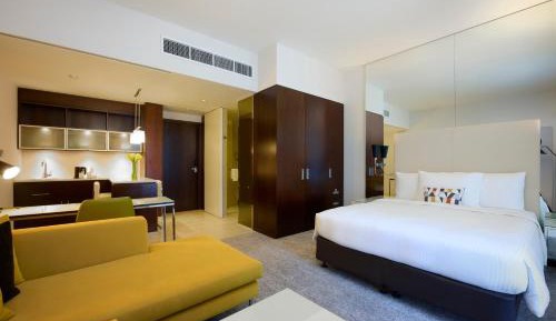 Studio with Kitchenette - Queen Bed