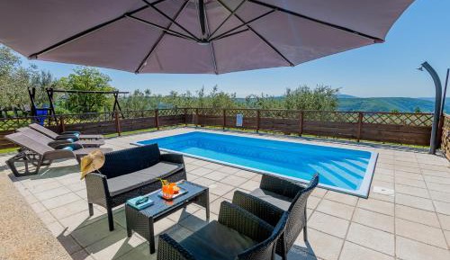 Apartment with Pool View 