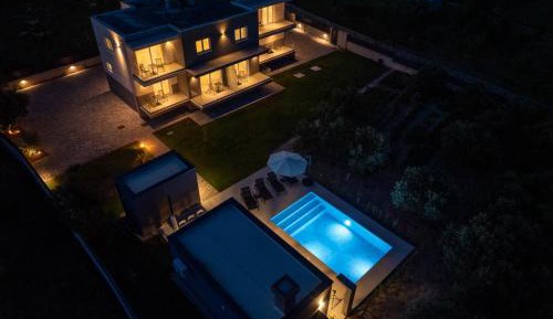 Apartment with Pool View 