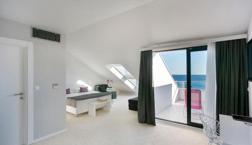Deluxe Suite with Sea View and Balcony