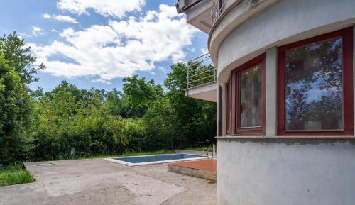 Three-Bedroom Premium Apartment with Balcony