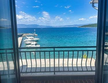 Studio Apartment with Balcony and Sea View