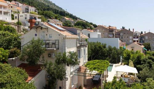 Three Bedroom Apartment with Sea View and Balcony