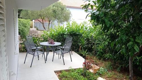 One-Bedroom Apartment with Garden