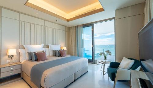 1 Bedroom Skyline Suite with Pool
