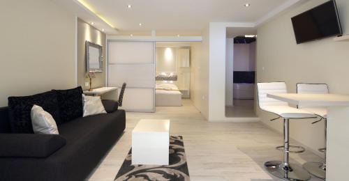 Family One-Bedroom Apartment with Balcony and Sea View (A6)