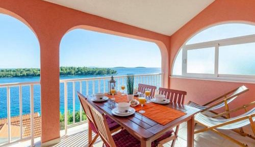 Luxury One-Bedroom Apartment with Terrace and Sea View