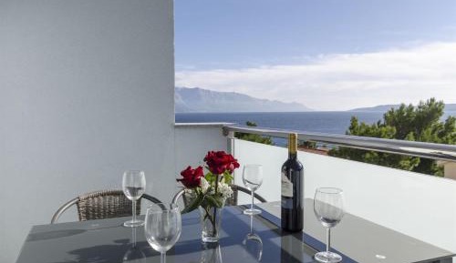 One-Bedroom Apartment with Sea View