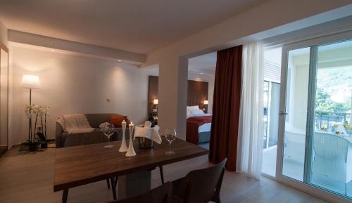 One-Bedroom Apartment with Balcony with Park View (2 Adults)