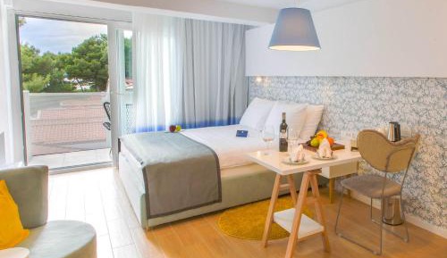 Superior Double Room with Balcony and Side Sea View
