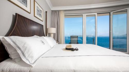 Deluxe King Room with Balcony and Sea View