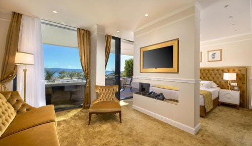 Deluxe Suite Sea Front and Outdoor Jacuzzi