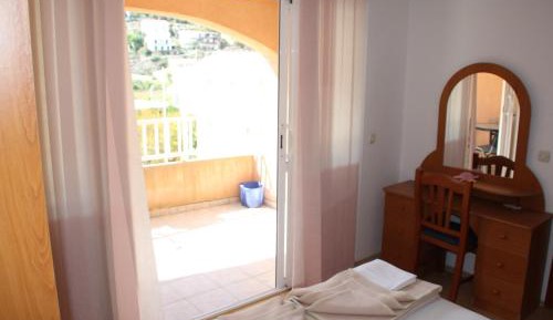 One-Bedroom Apartment with Balcony (5 Adults)