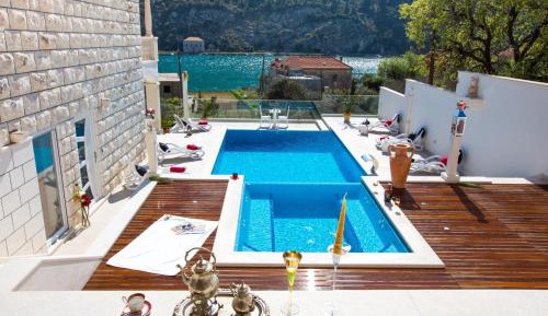 Four-Bedroom Villa with Terrace and Swimming Pool