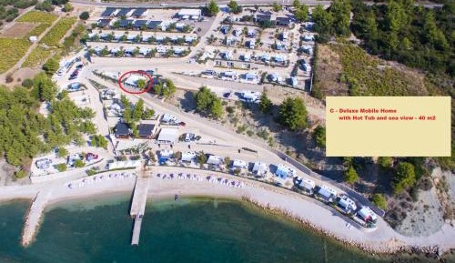 Deluxe Mobile Home with Hot Tub and Sea View