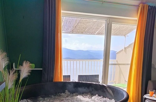 Komarna Apartment | Apartment Sutalo with Hot Tub