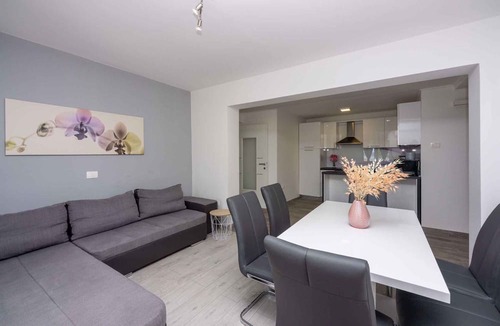 Dramalj Apartment | Holiday apartment with air conditioning and terrace with garden furniture