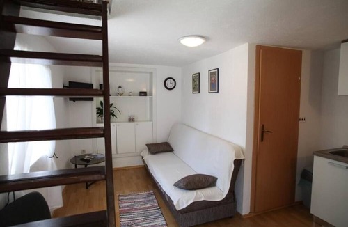Kastel Gomilica Apartment | One bedroom apartment with balcony and sea view Kaštel Gomilica, Kaštela (A-21219-a)