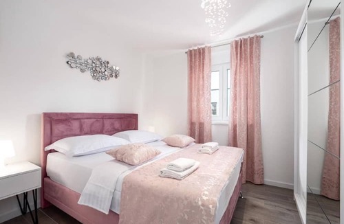 Kastel Kambelovac Apartment | Sea Vista Apartment Kastela - Grey