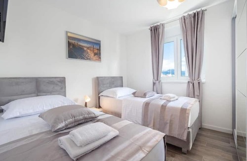Kastel Kambelovac Apartment | Sea Vista Apartment Kastela - Grey