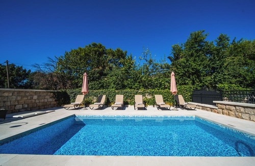 Babin Kuk Villa | City Beach Villa with Pool and Sea View