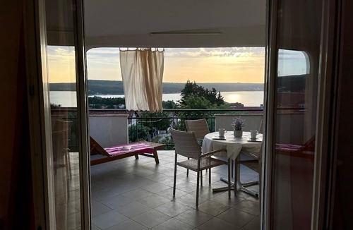 Gornji Karin Apartment | Newly-built apartment with a big balcony