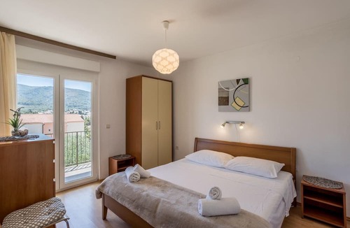 Stari Grad Apartment | Apartment Tihana with Mediterranean garden