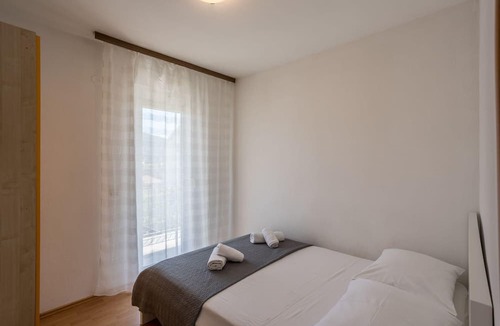 Stari Grad Apartment | Apartment Tihana with Mediterranean garden