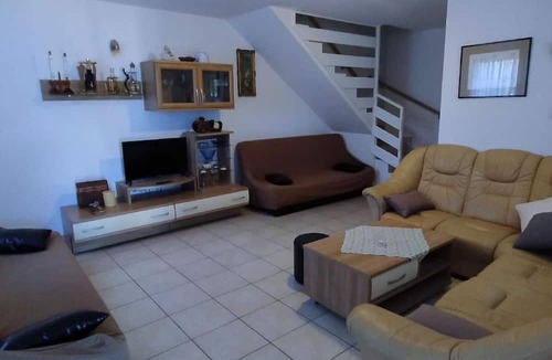 Sisan House | Holiday house with private garden and parking