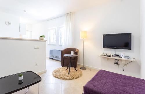 Splitska Apartment | Spacious apartment with a private sunny balcony