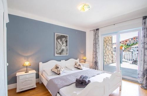 Zavalatica Apartment | 3 bedroom accommodation in Zavalatica