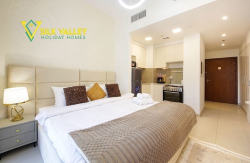 Dubai Apartment | Silk Valley - Cozy Studio with pool view