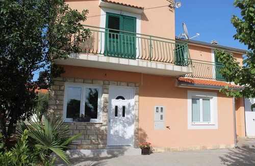 Bristane Apartment | Cozy Countryside Apartment in Bristane