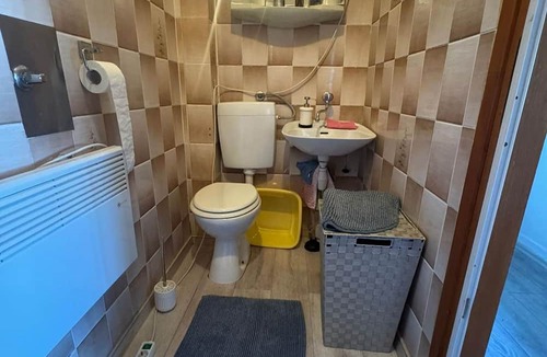 Breznik Plesivicki Apartment | Plesivica Hillside Holiday Home With Hot -tub