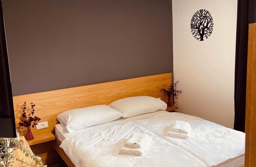 Cerklje na Gorenjskem Hotel | PJ Hotel Cerklje - 5min to Airport - Free Parking