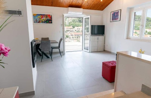Pucisca House | White Stone House