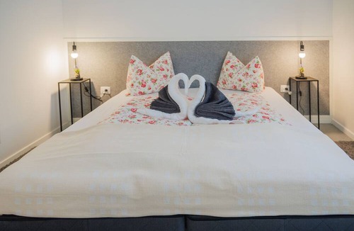 Sarsoni Apartment | Apartment Sleeps 4 With Free Parking
