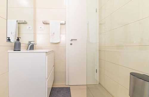 Seget Donji Apartment | Cozy apartment in Seget Donji with WiFi
