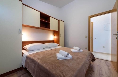 Seget Vranjica Apartment | Apartment in Seget Vranjica with Seaview, Balcony, Air condition, WIFI (5142-3)
