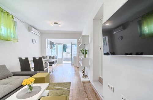Kastel Luksic Apartment | Apartment in Kaštel Lukšić with Terrace, Air condition, WIFI, Washing machine (5107-2)