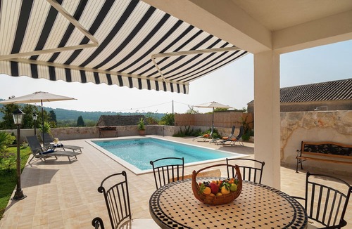 Donje Selo Villa | Modern Villa in Grohote with Pool