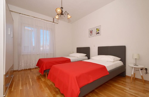 Kastel Novi Apartment | Zita - Spacious Apt with 2 Bedrooms & 2 Bathrooms, Kaštel Novi