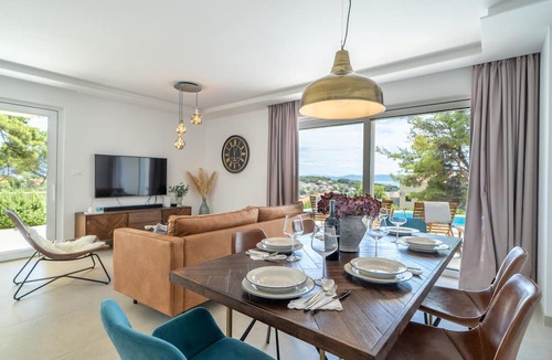 Sumartin House | Stunning home in Sumartin