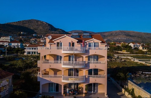 Seget Donji Apartment | Apartment for 4+2, Seget Donji ❤, by the beach