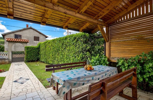 Sarsoni Apartment | Amazing apartment in Drazice with WiFi